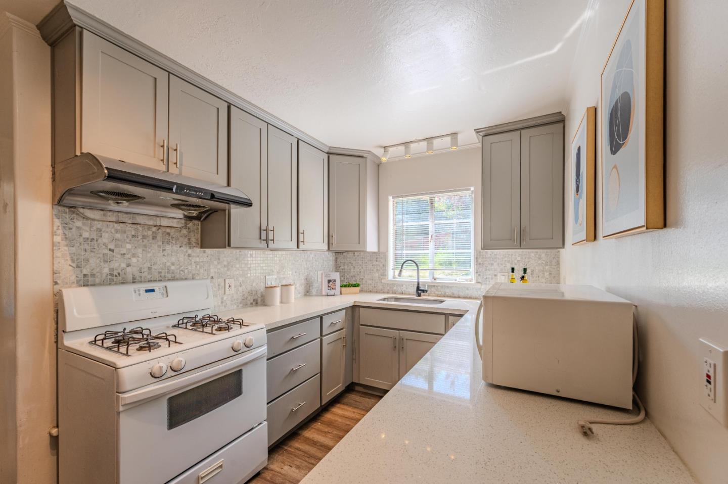 Detail Gallery Image 10 of 23 For 25561 University Ct, Hayward,  CA 94542 - 2 Beds | 1 Baths