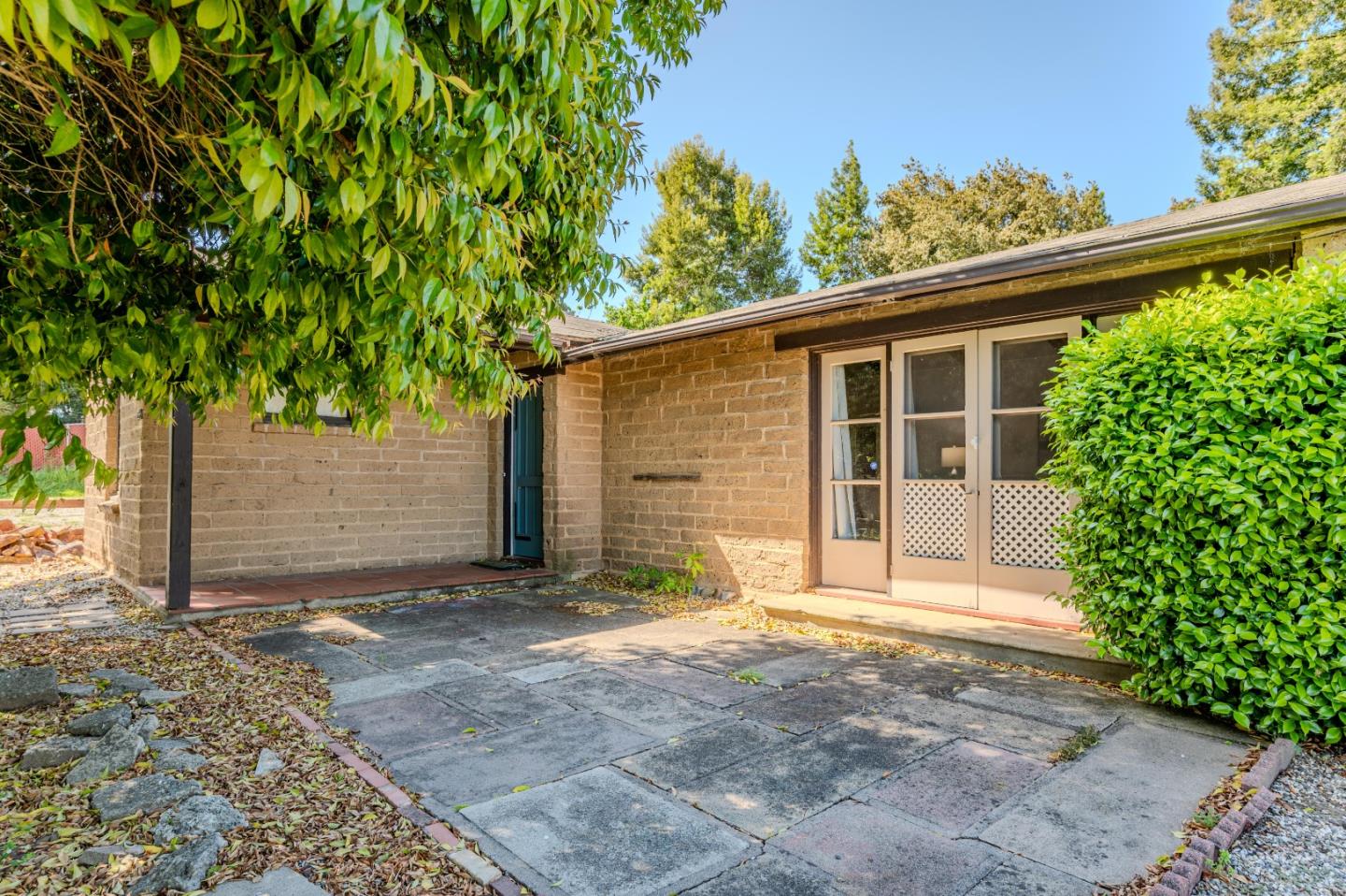 Detail Gallery Image 4 of 23 For 25561 University Ct, Hayward,  CA 94542 - 2 Beds | 1 Baths