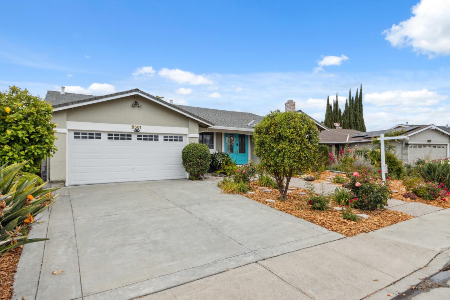 Detail Gallery Image 3 of 44 For 5501 Shadowcrest Way, San Jose,  CA 95123 - 4 Beds | 2 Baths
