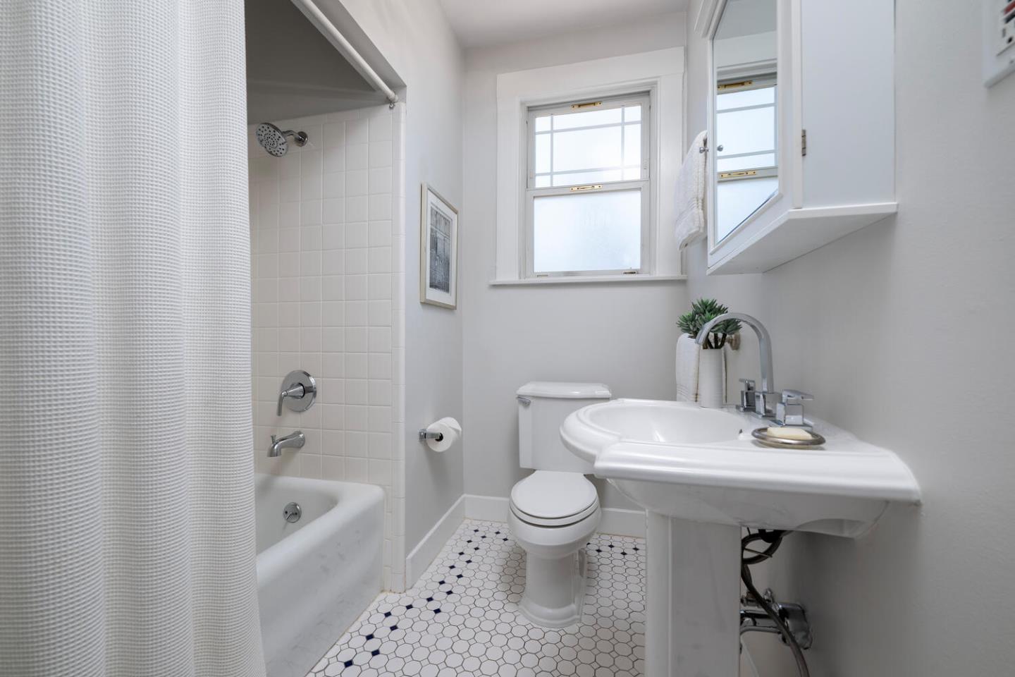 Detail Gallery Image 20 of 25 For 841 Fairfield Rd, Burlingame,  CA 94010 - 3 Beds | 2 Baths