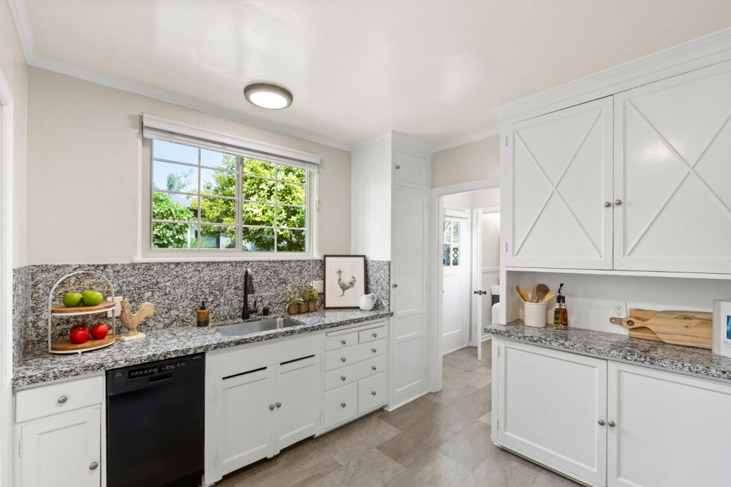 Detail Gallery Image 10 of 33 For 796 Willborough, Burlingame,  CA 94010 - 2 Beds | 1/1 Baths