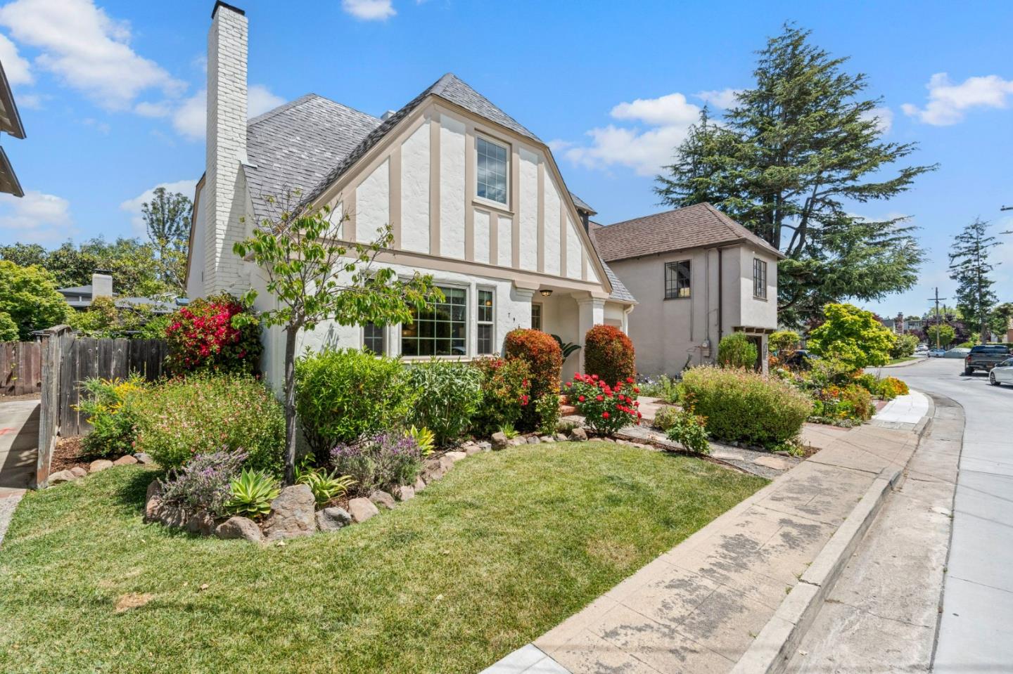 Detail Gallery Image 2 of 33 For 796 Willborough, Burlingame,  CA 94010 - 2 Beds | 1/1 Baths