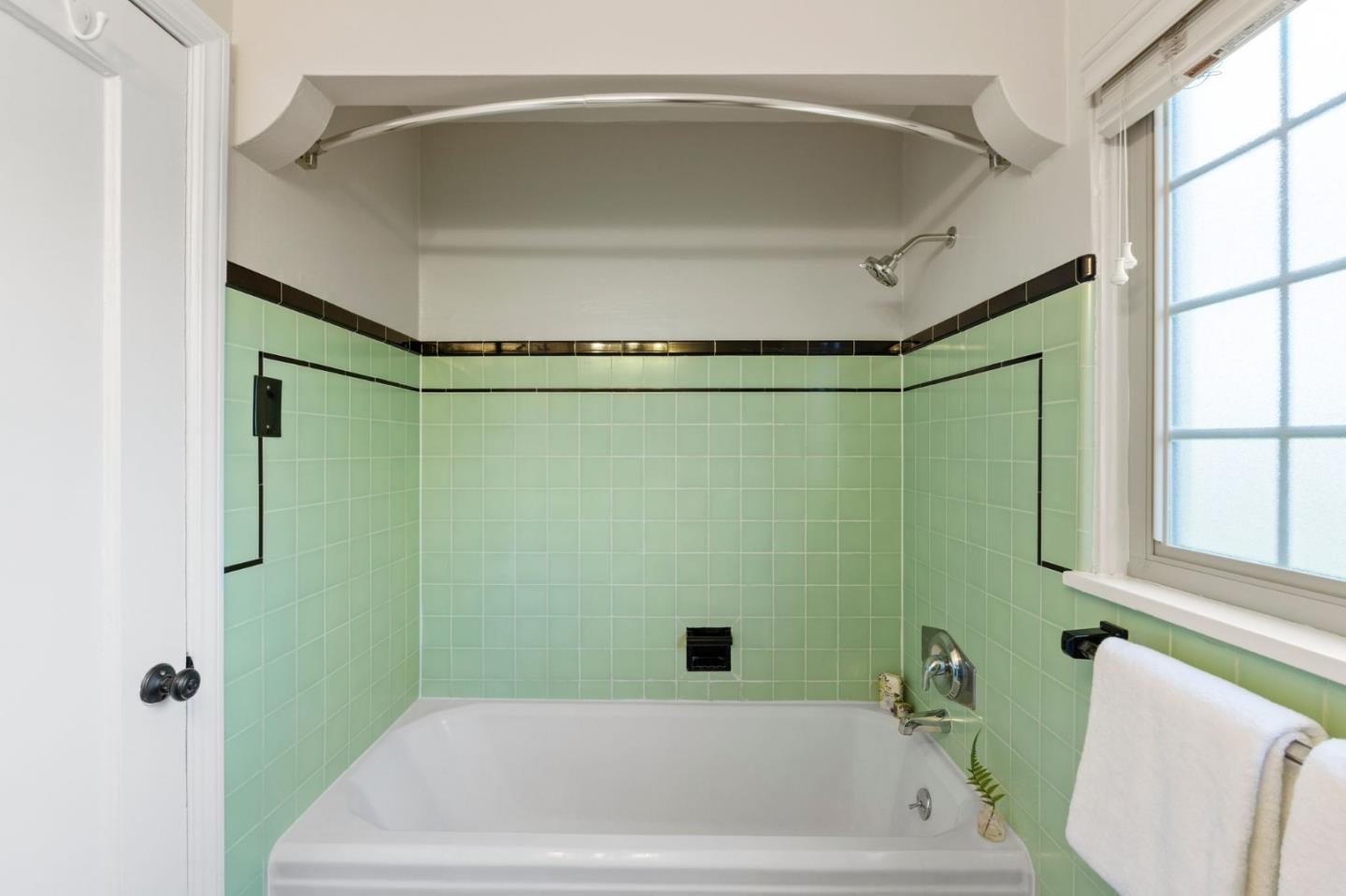 Detail Gallery Image 23 of 33 For 796 Willborough, Burlingame,  CA 94010 - 2 Beds | 1/1 Baths