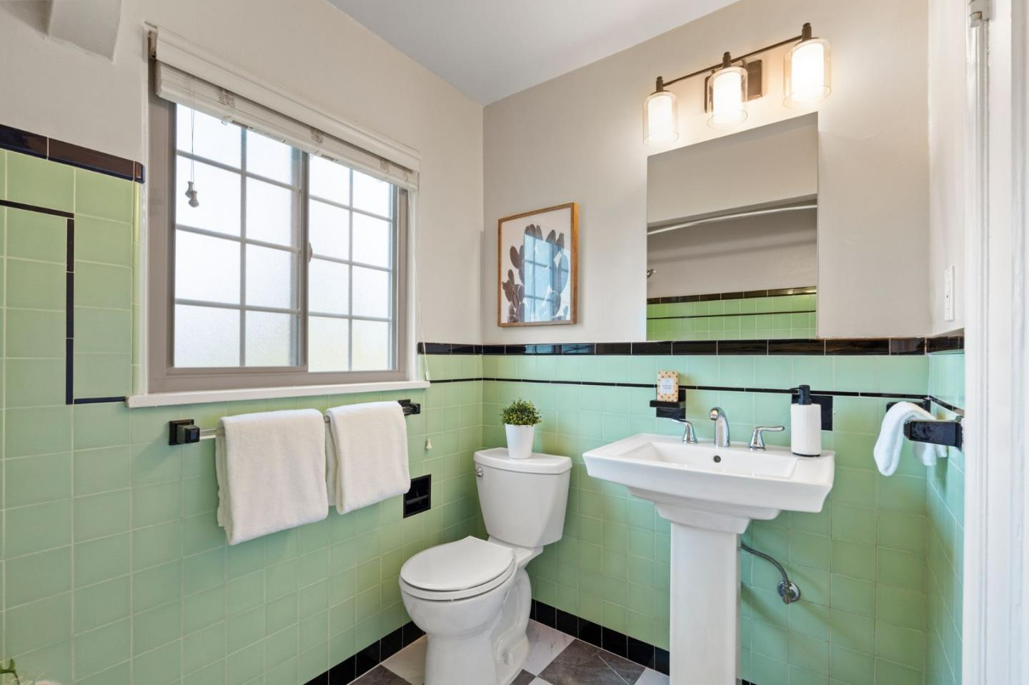 Detail Gallery Image 24 of 33 For 796 Willborough, Burlingame,  CA 94010 - 2 Beds | 1/1 Baths
