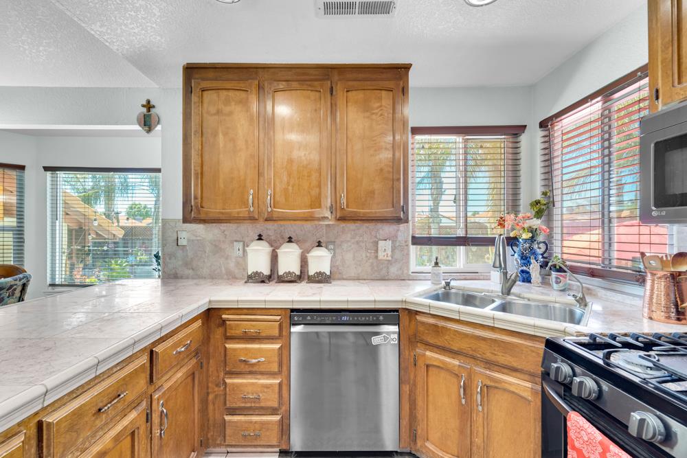 Detail Gallery Image 14 of 52 For 711 Kirkwood Ct, Los Banos,  CA 93635 - 4 Beds | 3 Baths