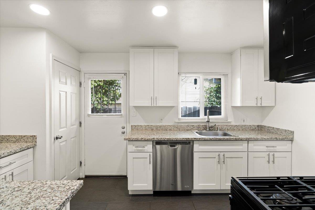Detail Gallery Image 10 of 16 For 220 Loreto St, Mountain View,  CA 94041 - 2 Beds | 2 Baths