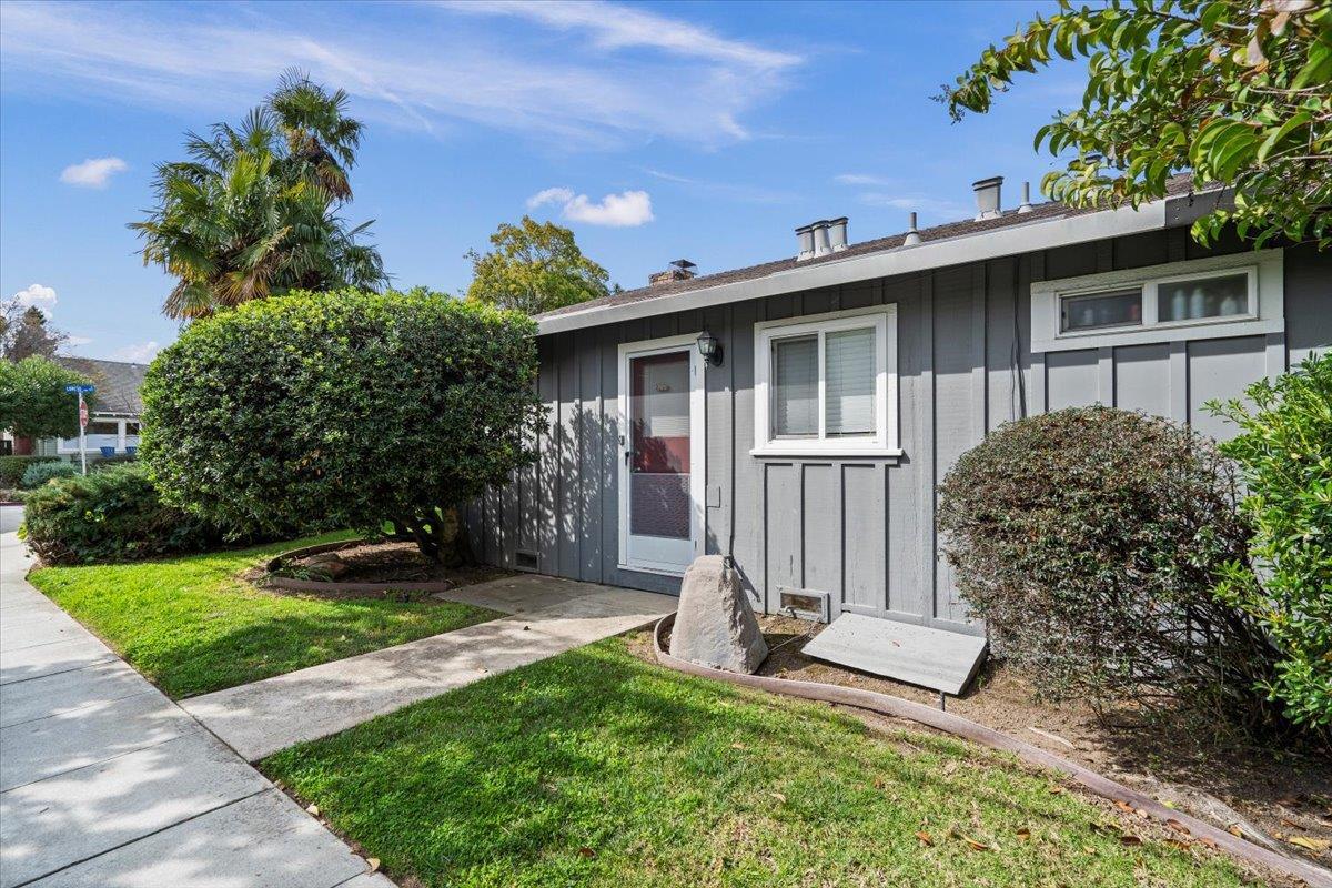 Detail Gallery Image 13 of 16 For 220 Loreto St, Mountain View,  CA 94041 - 2 Beds | 2 Baths