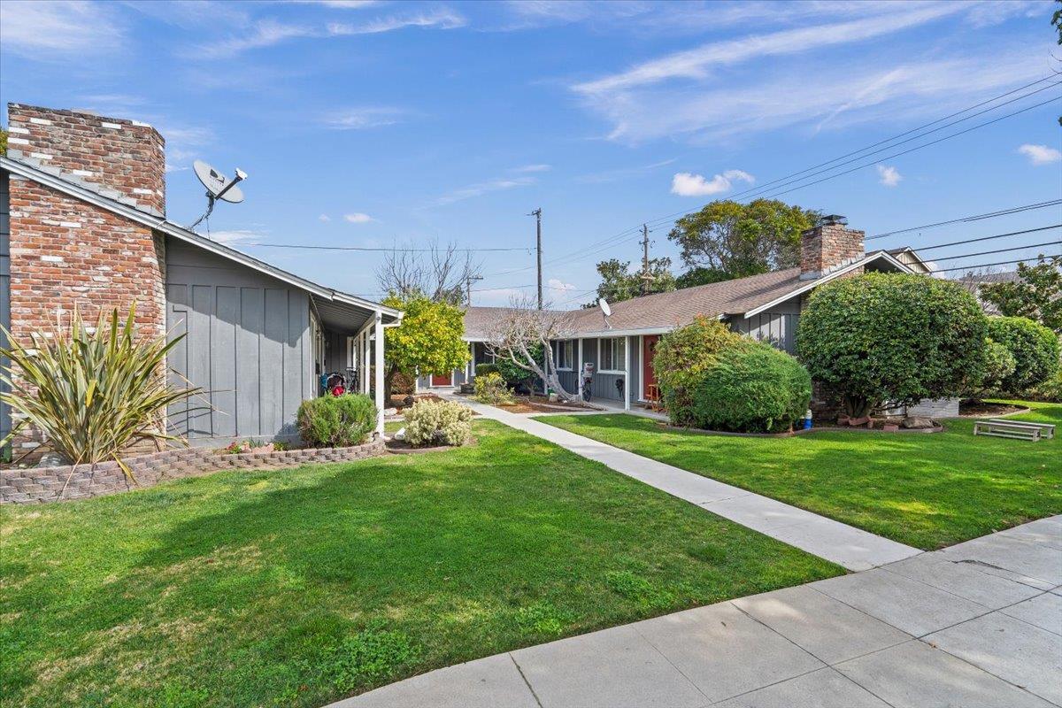 Detail Gallery Image 2 of 16 For 220 Loreto St, Mountain View,  CA 94041 - 2 Beds | 2 Baths