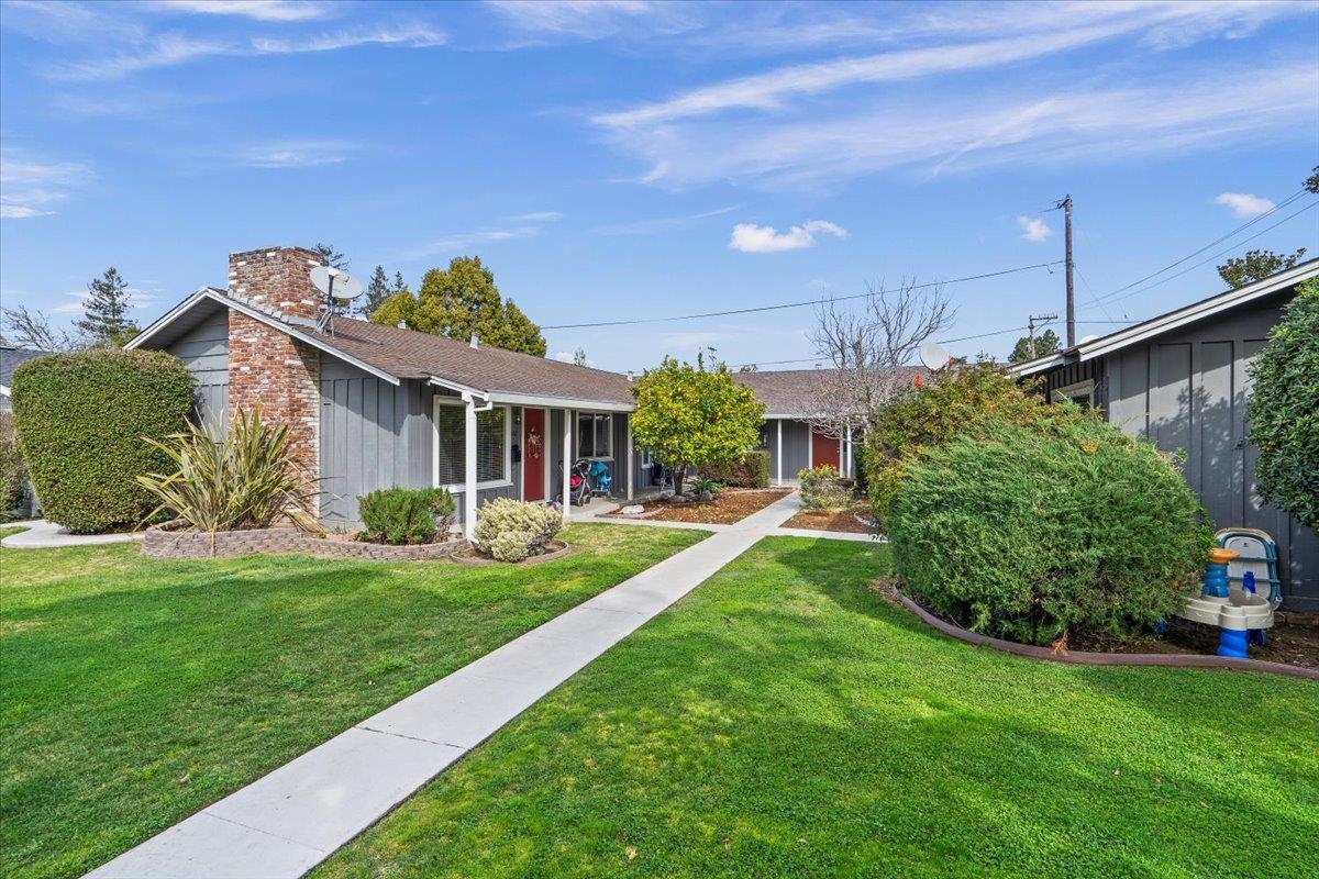 Detail Gallery Image 3 of 16 For 220 Loreto St, Mountain View,  CA 94041 - 2 Beds | 2 Baths