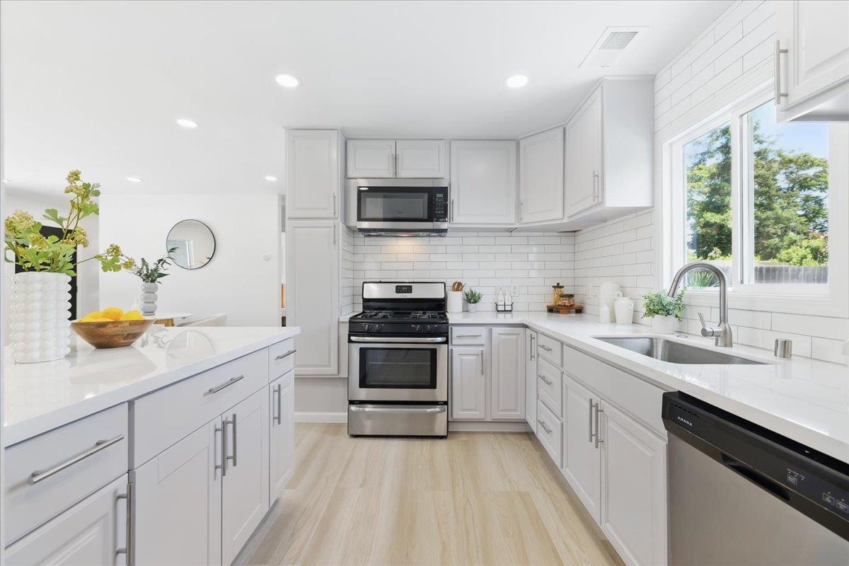 Detail Gallery Image 15 of 48 For 571 Hamilton Ave, Menlo Park,  CA 94025 - 3 Beds | 2 Baths