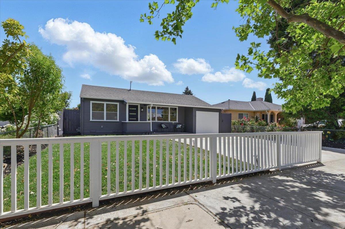 Detail Gallery Image 4 of 48 For 571 Hamilton Ave, Menlo Park,  CA 94025 - 3 Beds | 2 Baths