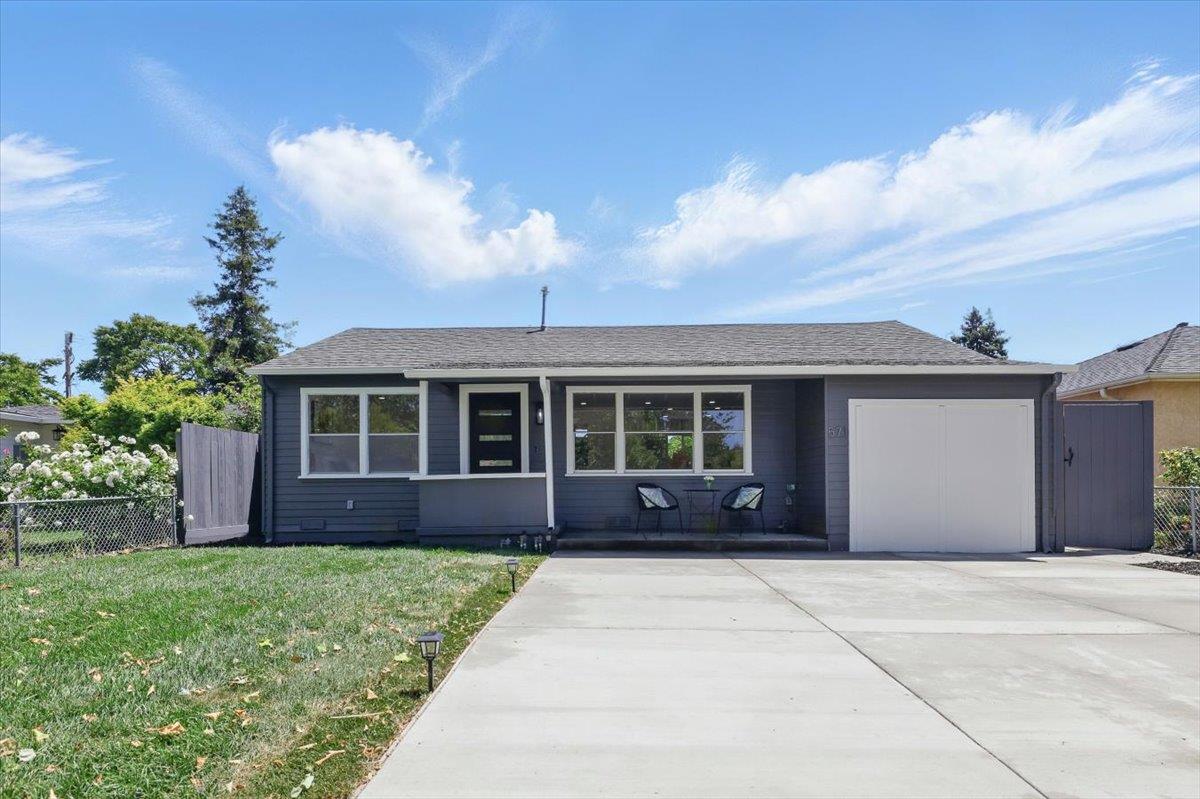 Detail Gallery Image 5 of 48 For 571 Hamilton Ave, Menlo Park,  CA 94025 - 3 Beds | 2 Baths