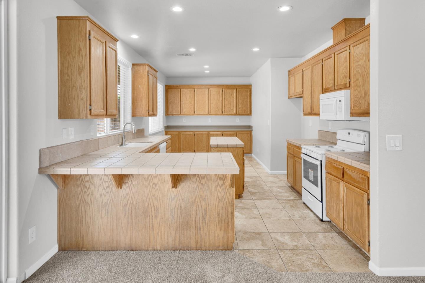 Detail Gallery Image 5 of 30 For 873 Santa Barbara, Soledad,  CA 93960 - 6 Beds | 3 Baths