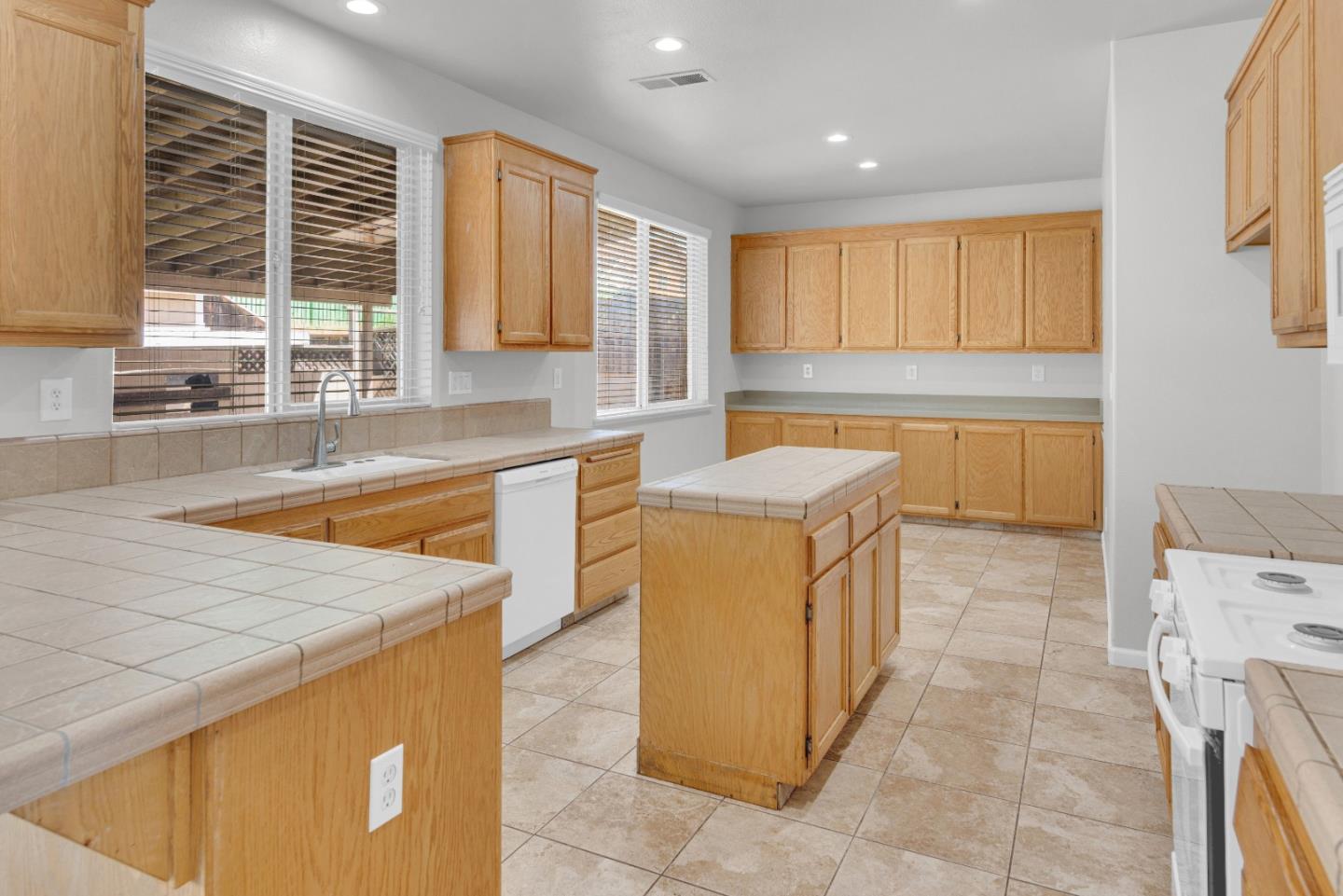 Detail Gallery Image 6 of 30 For 873 Santa Barbara, Soledad,  CA 93960 - 6 Beds | 3 Baths