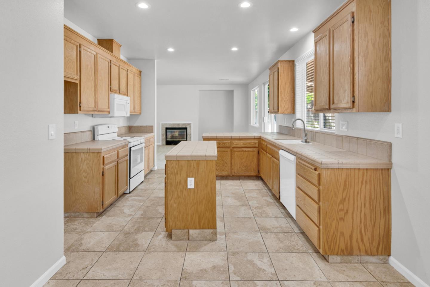 Detail Gallery Image 7 of 30 For 873 Santa Barbara, Soledad,  CA 93960 - 6 Beds | 3 Baths