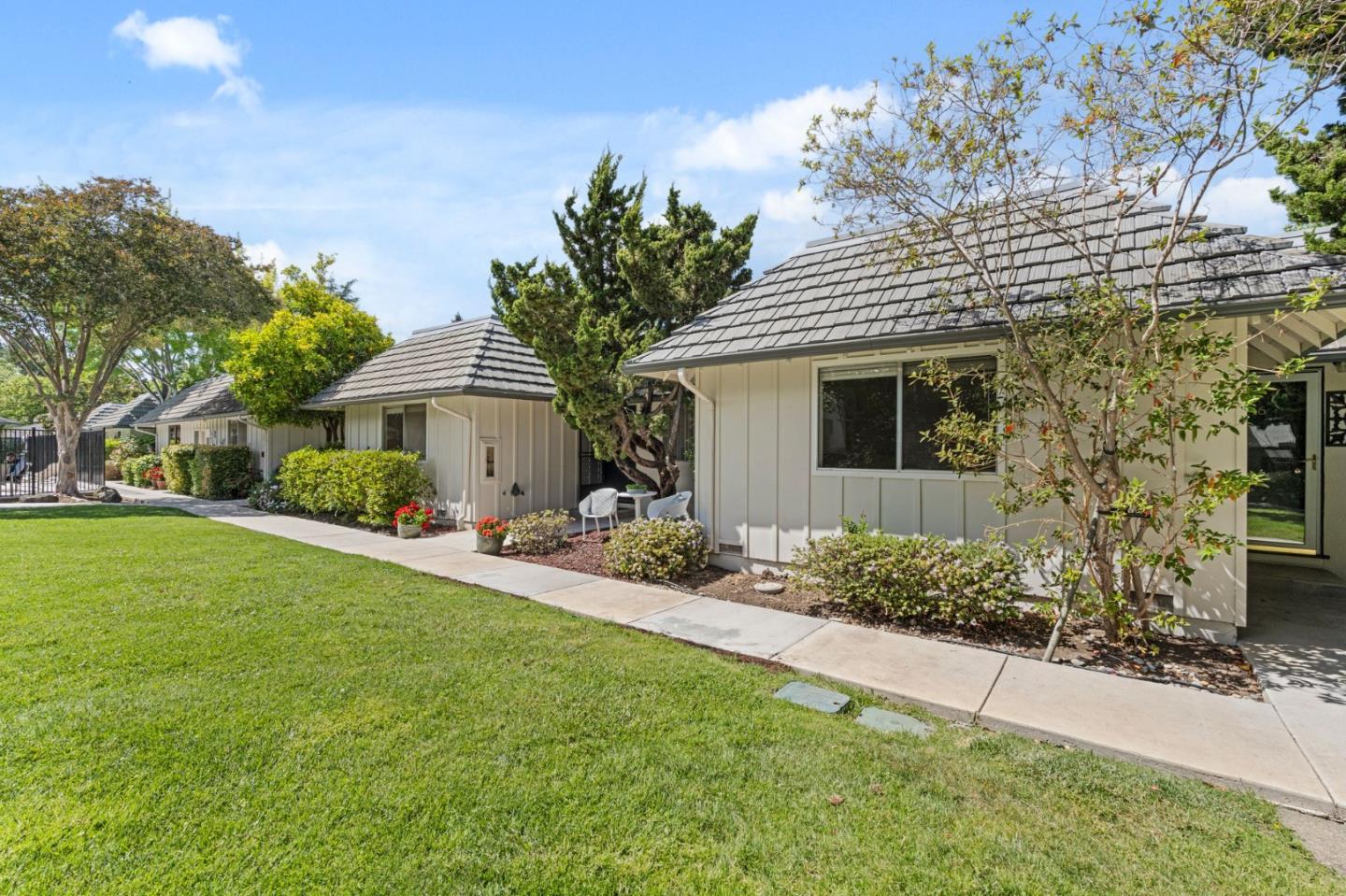 Detail Gallery Image 2 of 36 For 21 Willow Rd #45,  Menlo Park,  CA 94025 - 2 Beds | 2 Baths