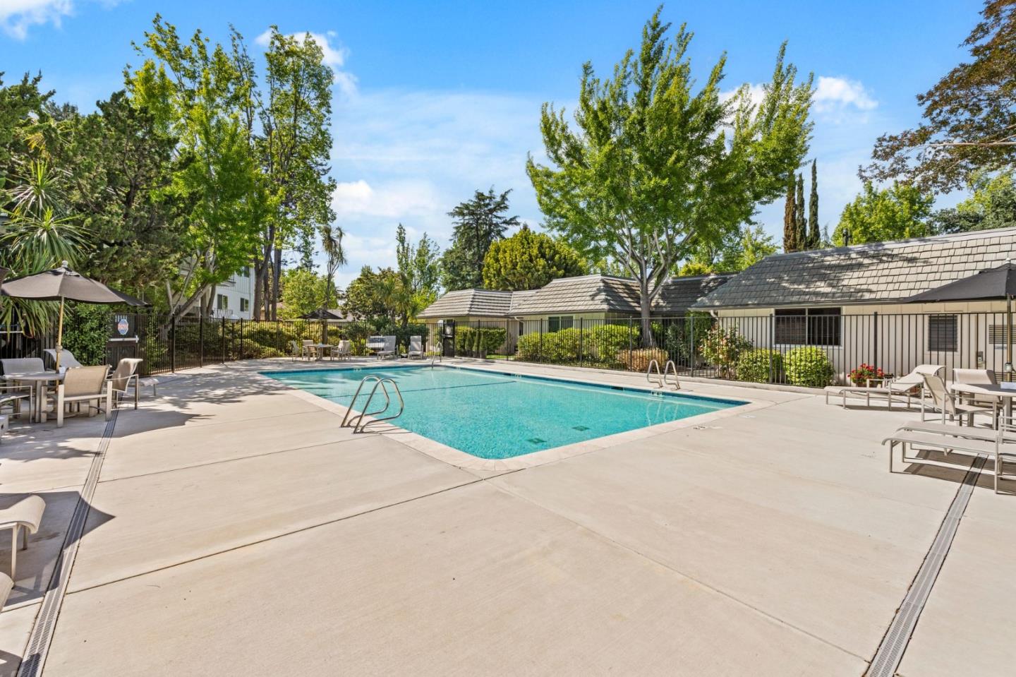 Detail Gallery Image 23 of 36 For 21 Willow Rd #45,  Menlo Park,  CA 94025 - 2 Beds | 2 Baths