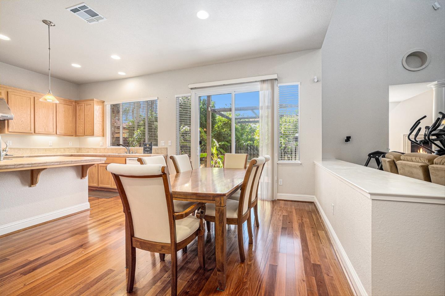 Detail Gallery Image 17 of 49 For 1964 Finger Peak Way, Antioch,  CA 94531 - 5 Beds | 5 Baths