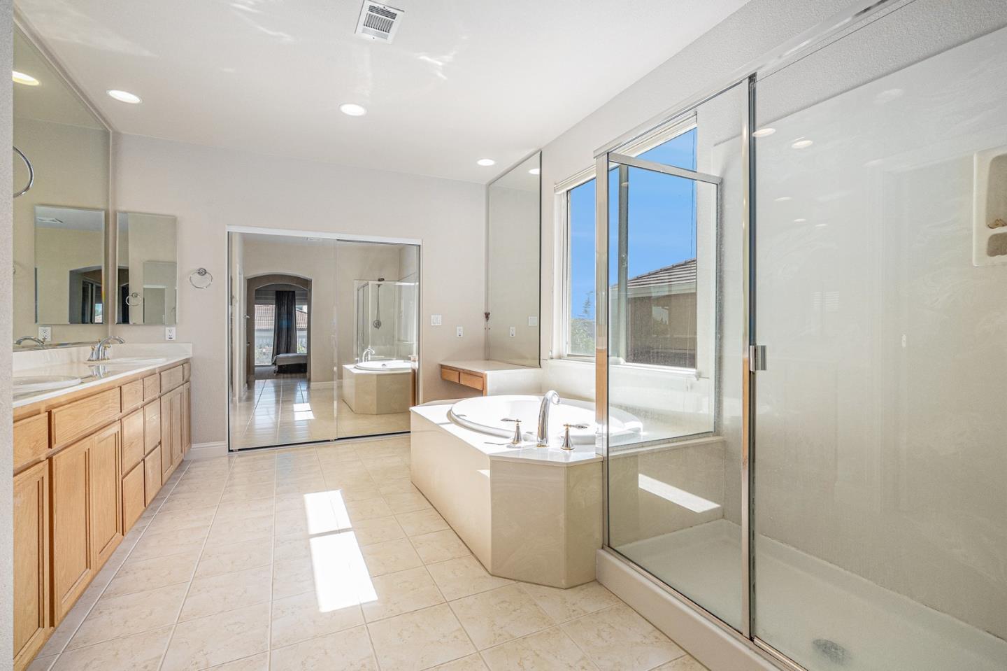 Detail Gallery Image 27 of 49 For 1964 Finger Peak Way, Antioch,  CA 94531 - 5 Beds | 5 Baths
