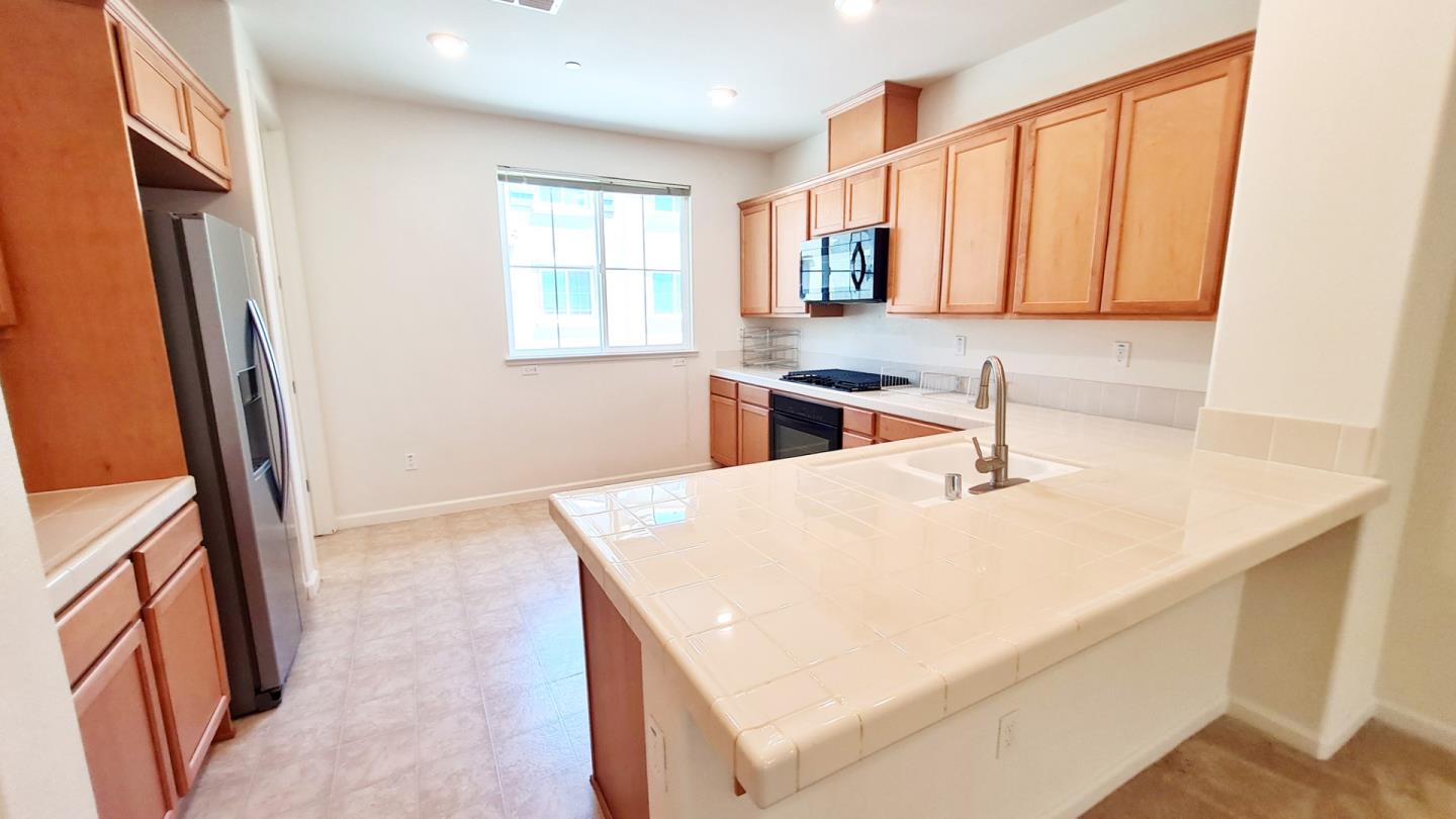 Detail Gallery Image 10 of 29 For 17989 Cantabria Ln, Morgan Hill,  CA 95037 - 3 Beds | 2/1 Baths