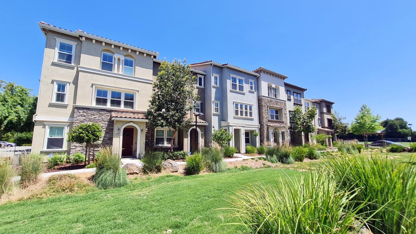 Detail Gallery Image 2 of 29 For 17989 Cantabria Ln, Morgan Hill,  CA 95037 - 3 Beds | 2/1 Baths