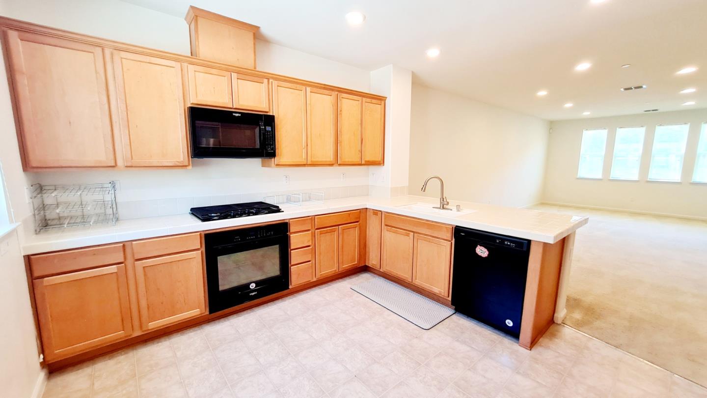 Detail Gallery Image 8 of 29 For 17989 Cantabria Ln, Morgan Hill,  CA 95037 - 3 Beds | 2/1 Baths
