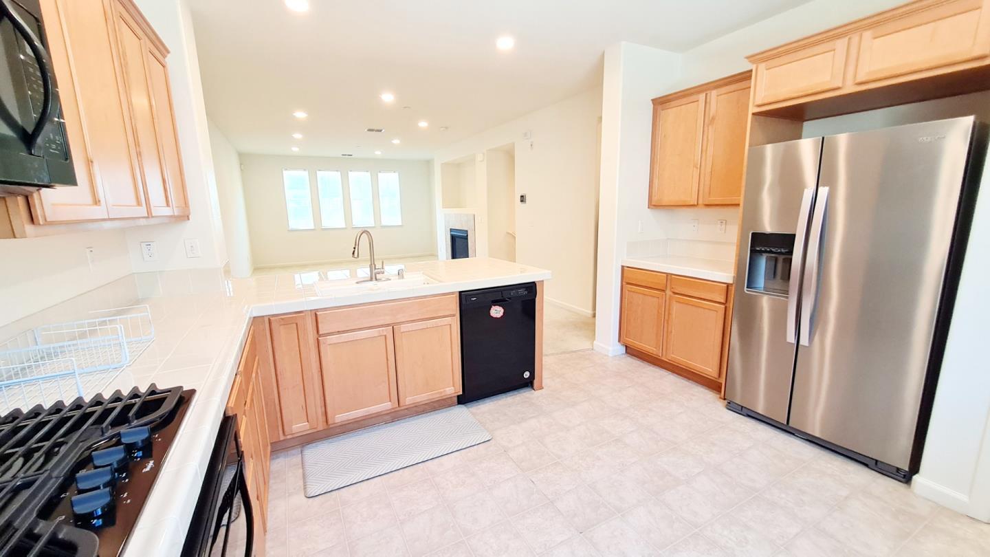 Detail Gallery Image 9 of 29 For 17989 Cantabria Ln, Morgan Hill,  CA 95037 - 3 Beds | 2/1 Baths