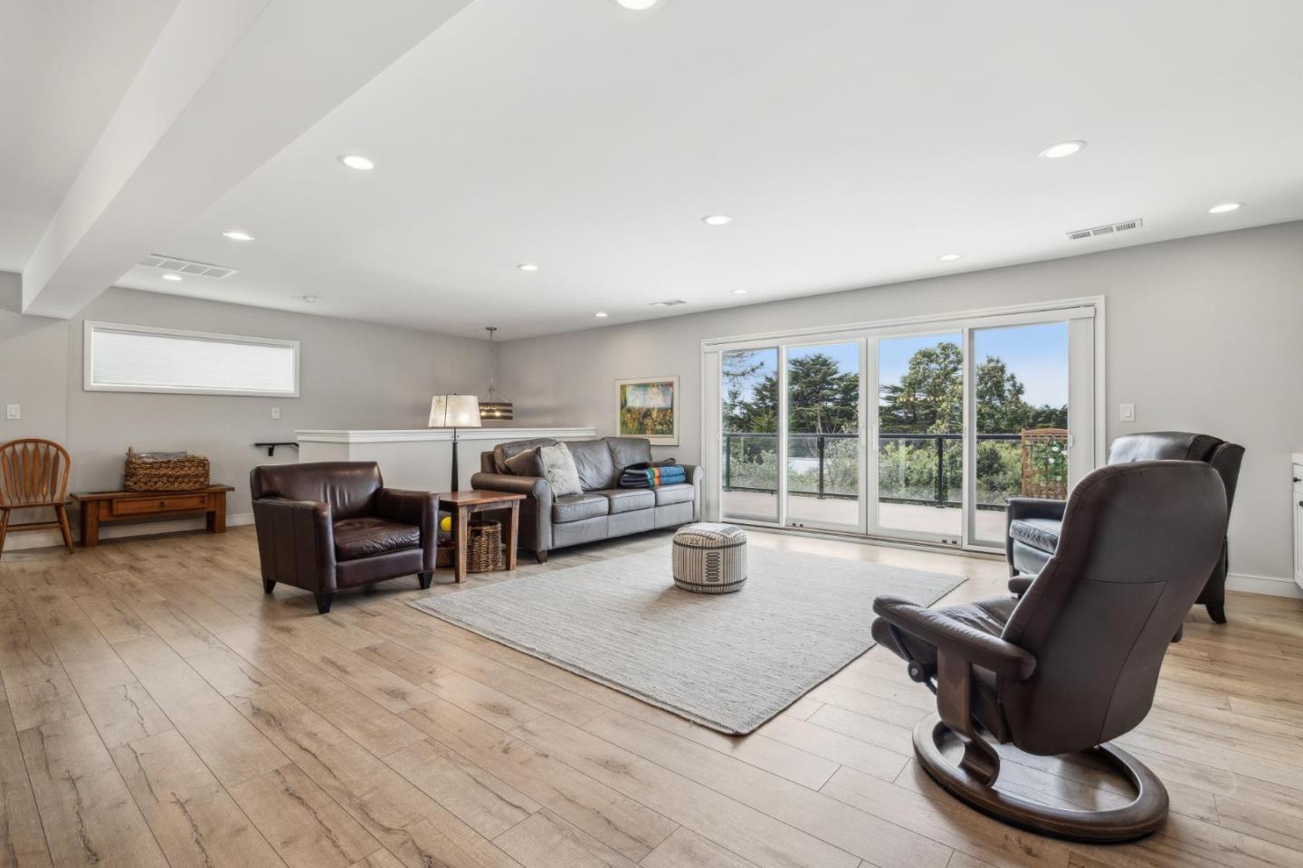 Detail Gallery Image 12 of 51 For 40 Eastlake Ave, Pacifica,  CA 94044 - 4 Beds | 4 Baths