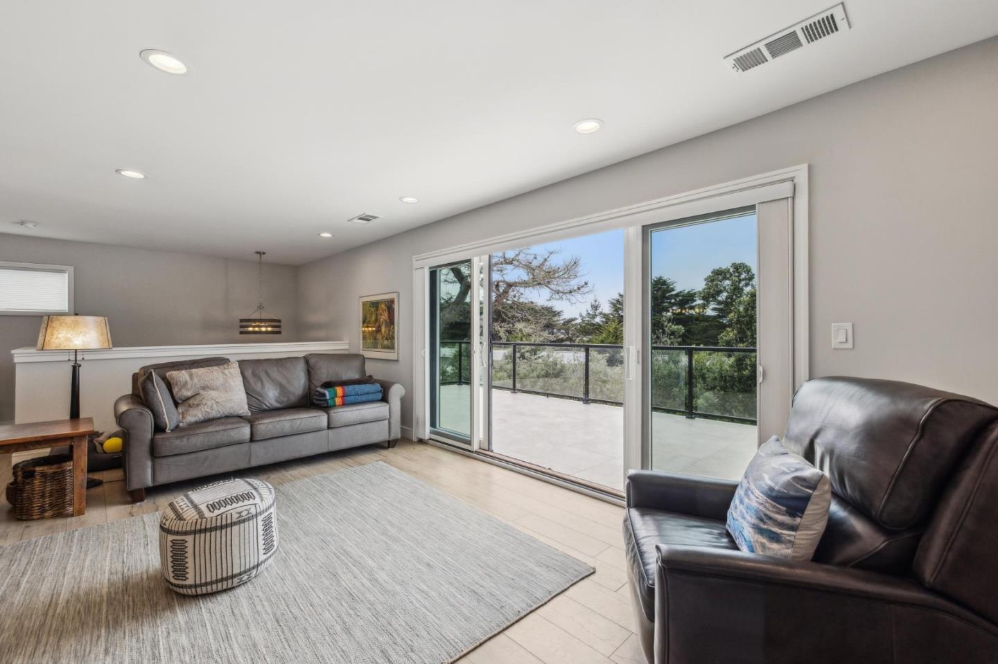 Detail Gallery Image 14 of 51 For 40 Eastlake Ave, Pacifica,  CA 94044 - 4 Beds | 4 Baths