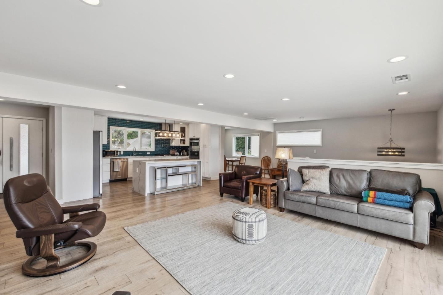 Detail Gallery Image 15 of 51 For 40 Eastlake Ave, Pacifica,  CA 94044 - 4 Beds | 4 Baths