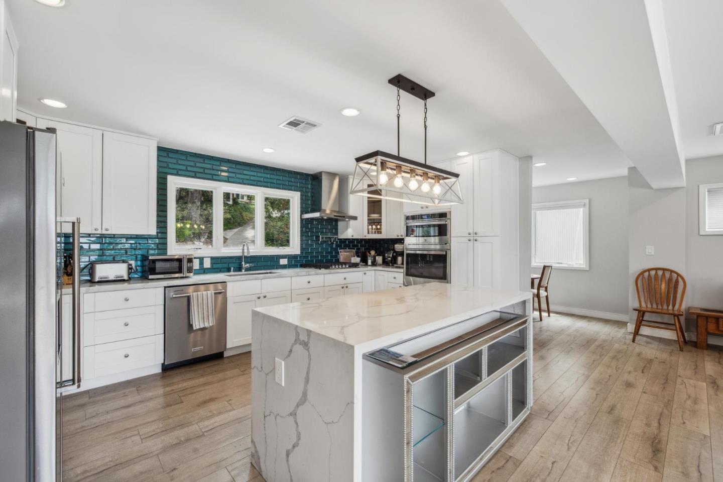 Detail Gallery Image 18 of 51 For 40 Eastlake Ave, Pacifica,  CA 94044 - 4 Beds | 4 Baths