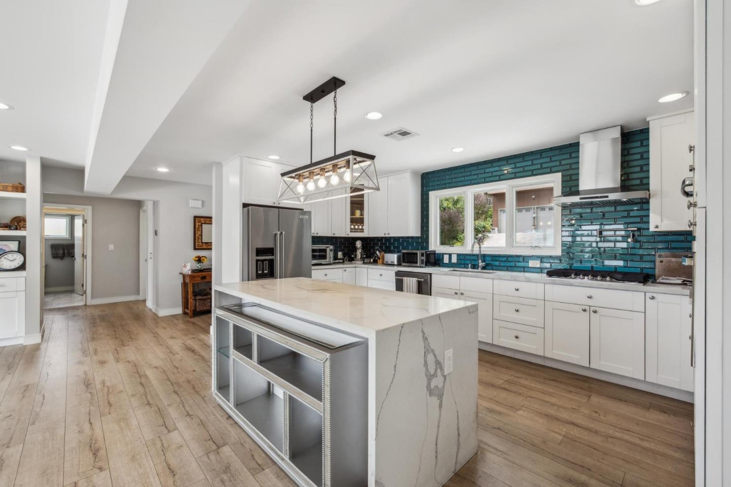 Detail Gallery Image 19 of 51 For 40 Eastlake Ave, Pacifica,  CA 94044 - 4 Beds | 4 Baths