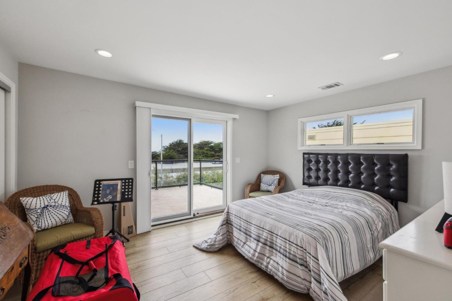 Detail Gallery Image 23 of 51 For 40 Eastlake Ave, Pacifica,  CA 94044 - 4 Beds | 4 Baths