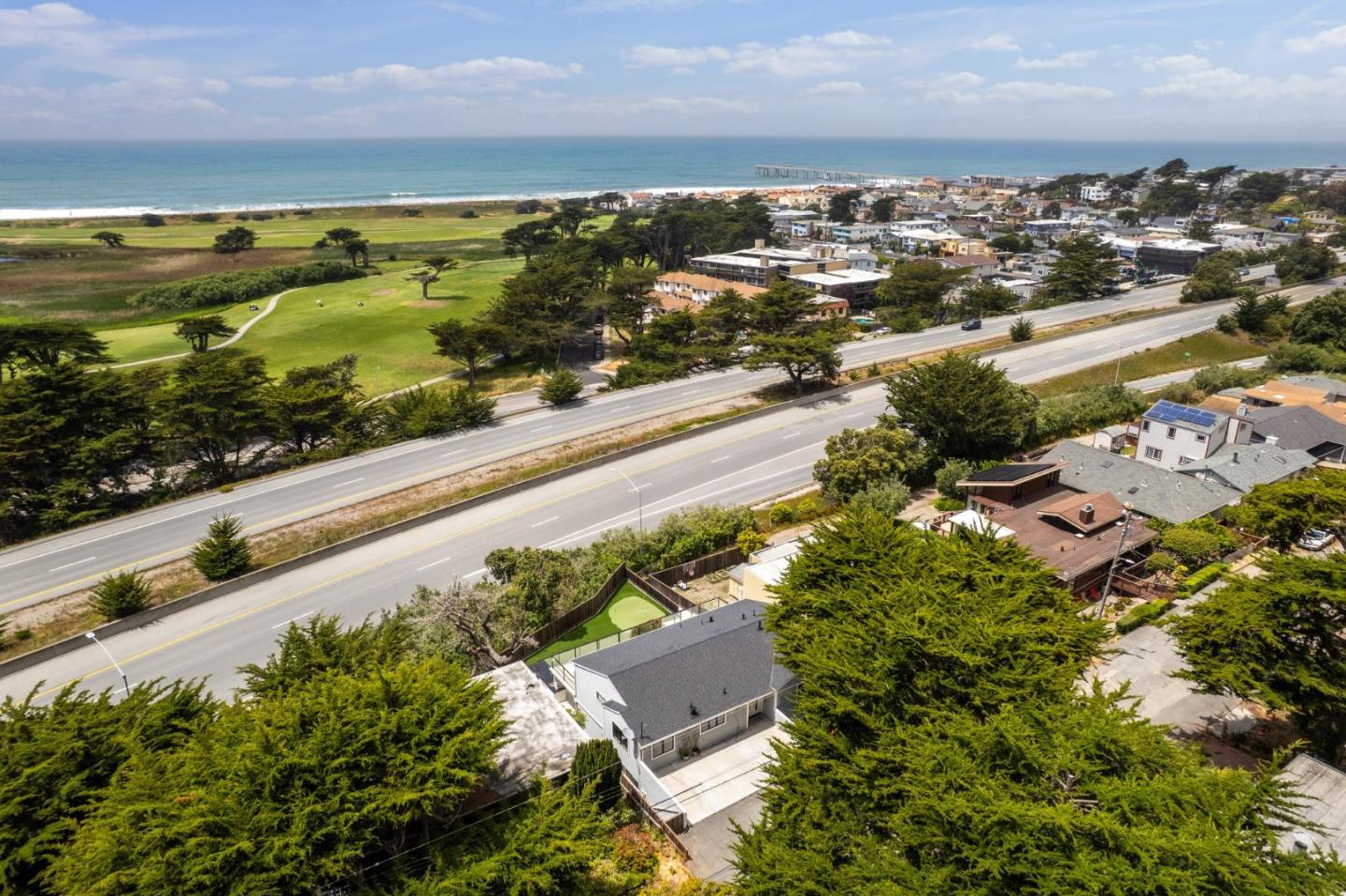 Detail Gallery Image 3 of 51 For 40 Eastlake Ave, Pacifica,  CA 94044 - 4 Beds | 4 Baths