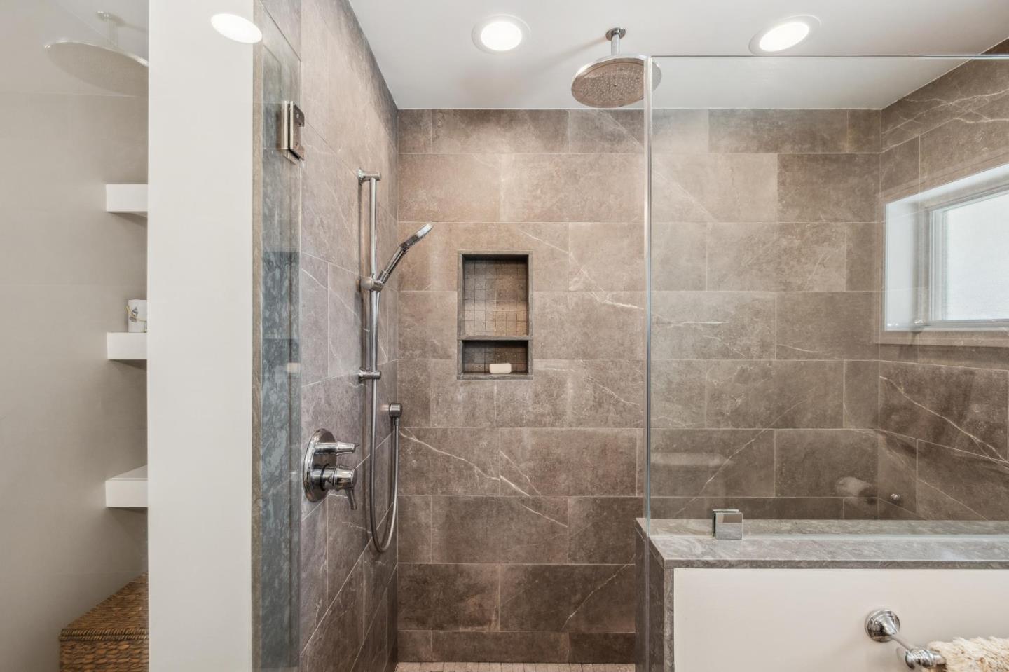 Detail Gallery Image 31 of 51 For 40 Eastlake Ave, Pacifica,  CA 94044 - 4 Beds | 4 Baths