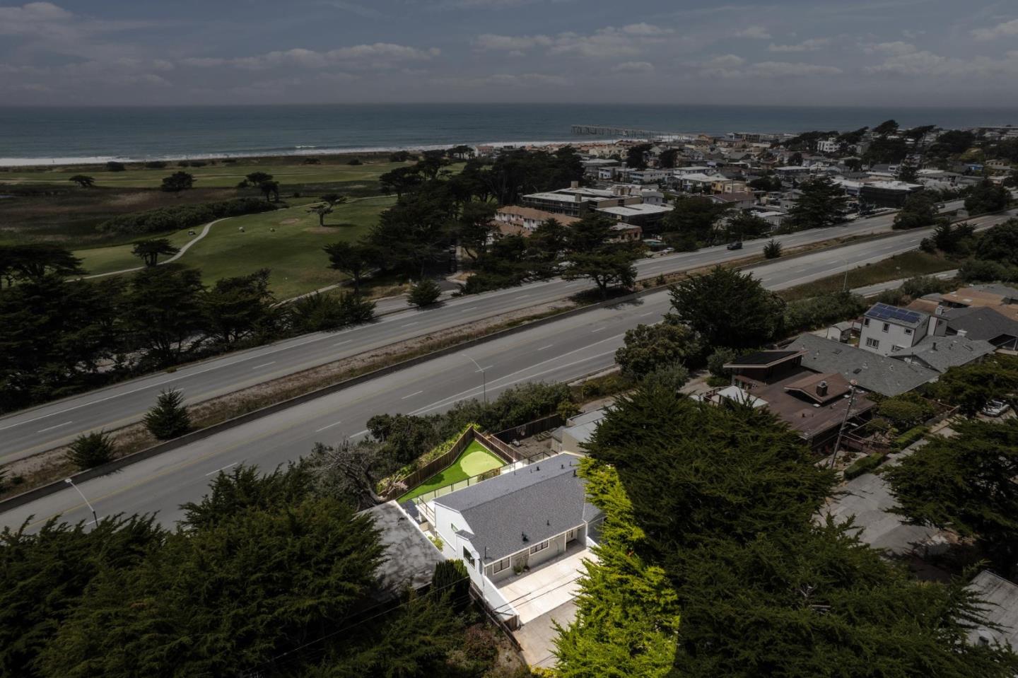 Detail Gallery Image 4 of 51 For 40 Eastlake Ave, Pacifica,  CA 94044 - 4 Beds | 4 Baths