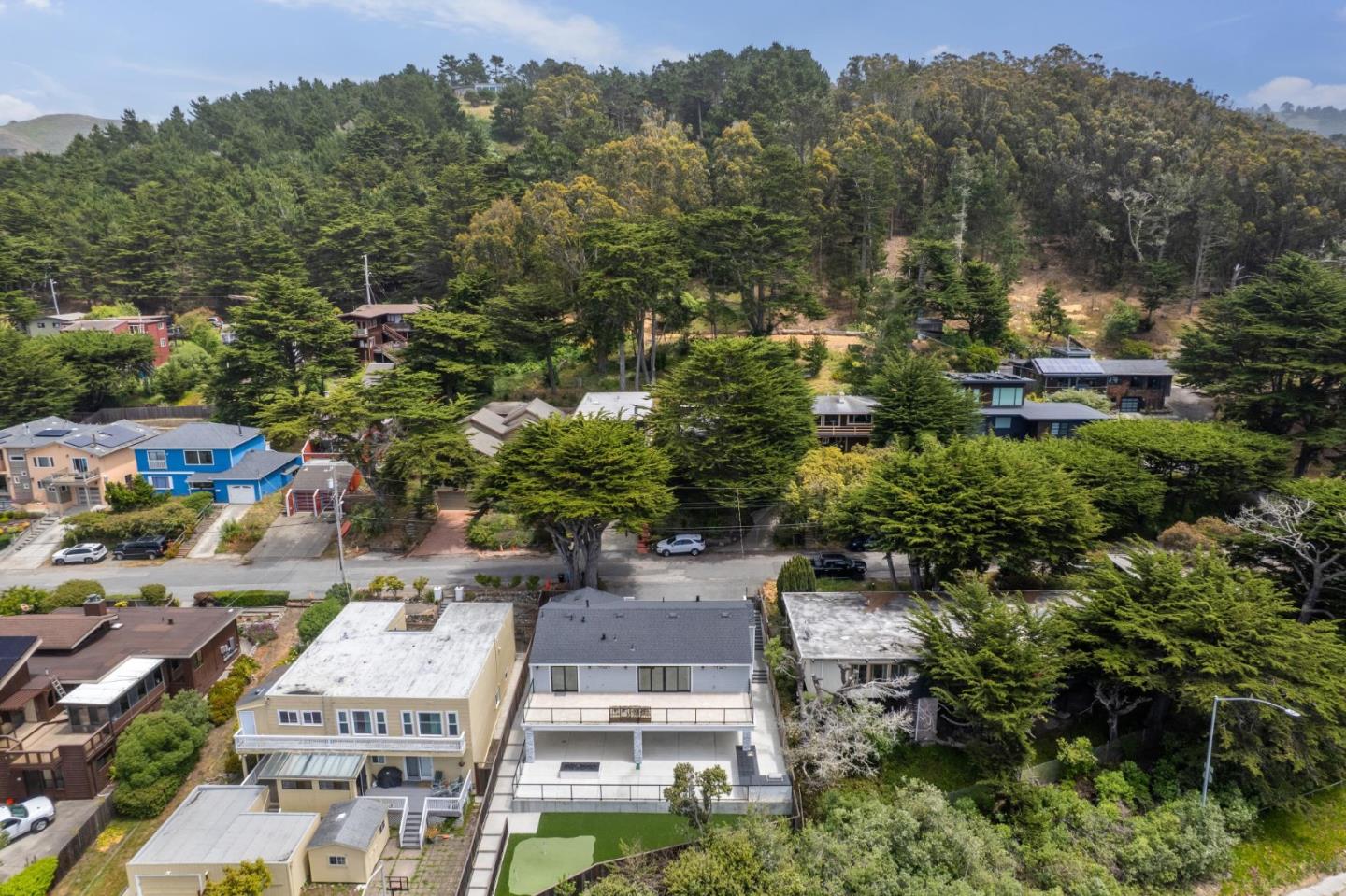 Detail Gallery Image 5 of 51 For 40 Eastlake Ave, Pacifica,  CA 94044 - 4 Beds | 4 Baths
