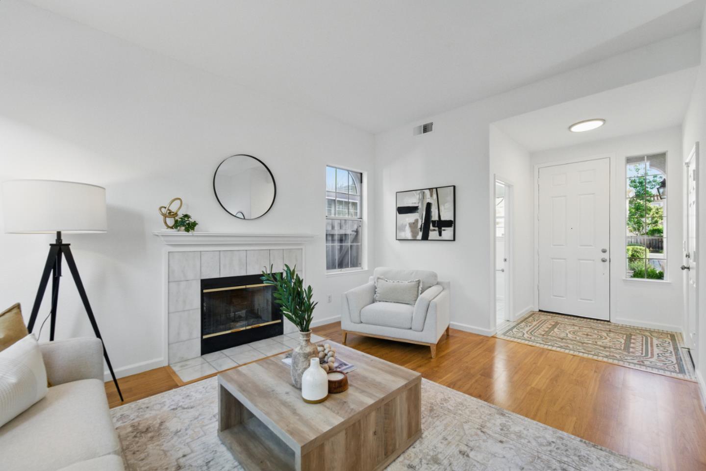 Detail Gallery Image 3 of 31 For 560 Villa Centre Way, San Jose,  CA 95128 - 4 Beds | 2/1 Baths