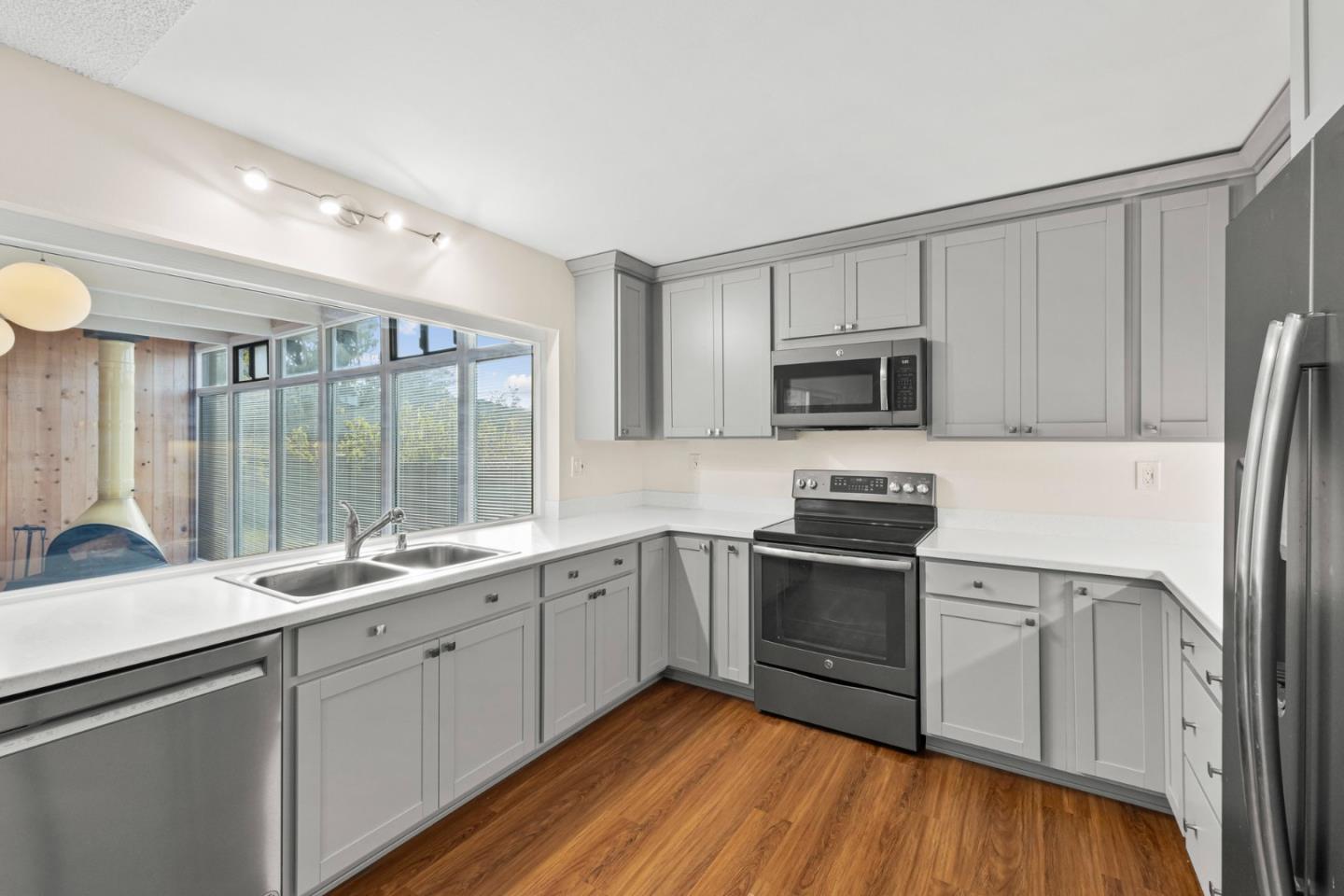 Detail Gallery Image 10 of 41 For 881 Terry St, Monterey,  CA 93940 - 3 Beds | 2/1 Baths