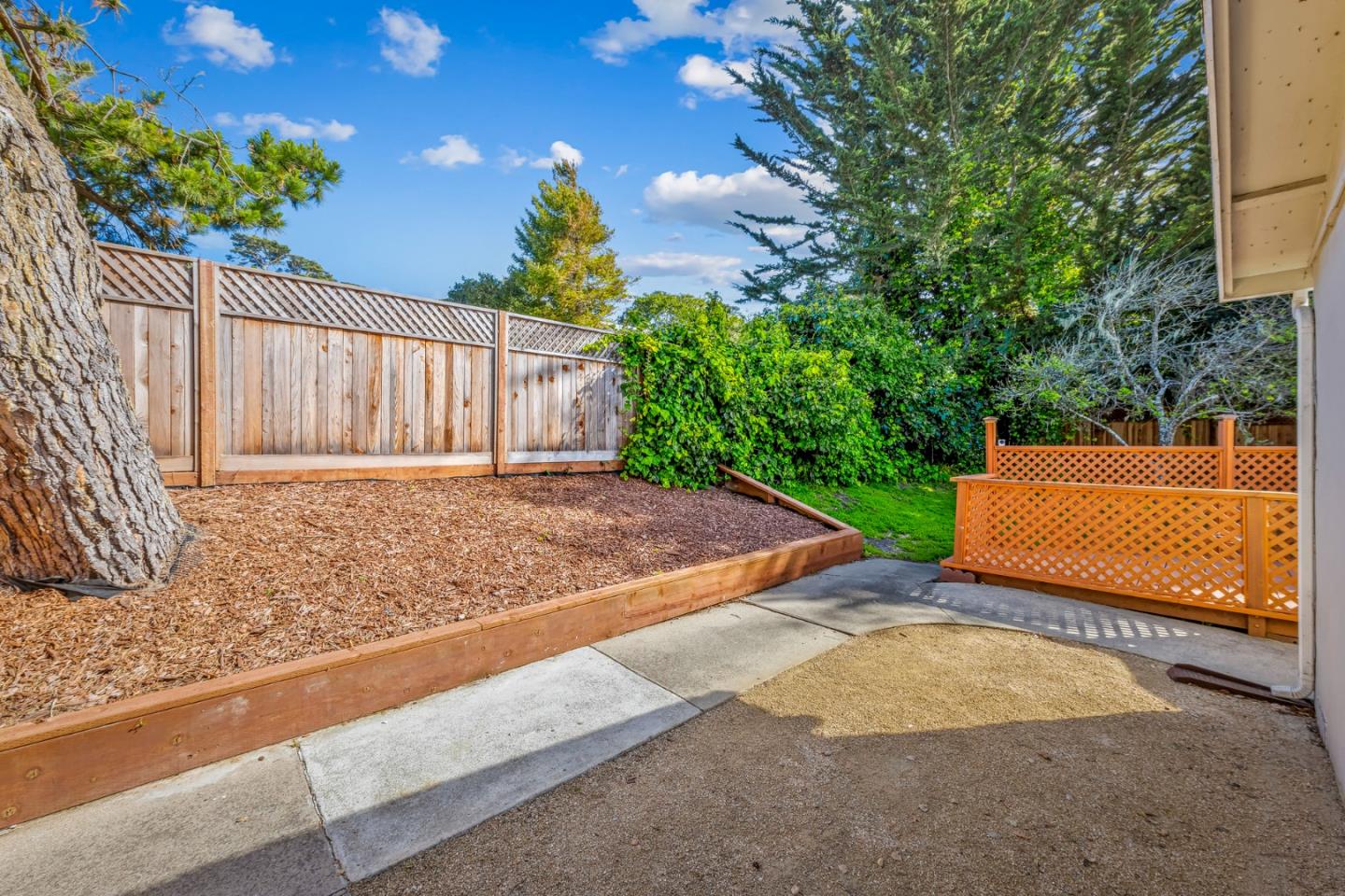 Detail Gallery Image 23 of 41 For 881 Terry St, Monterey,  CA 93940 - 3 Beds | 2/1 Baths