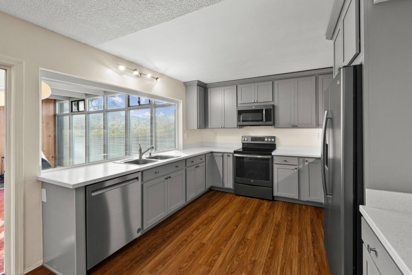 Detail Gallery Image 7 of 41 For 881 Terry St, Monterey,  CA 93940 - 3 Beds | 2/1 Baths