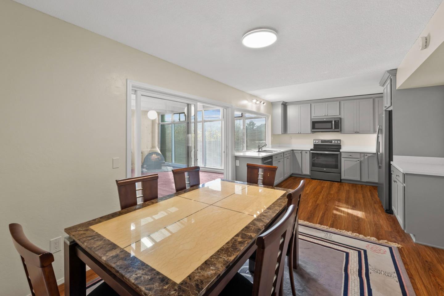 Detail Gallery Image 9 of 41 For 881 Terry St, Monterey,  CA 93940 - 3 Beds | 2/1 Baths