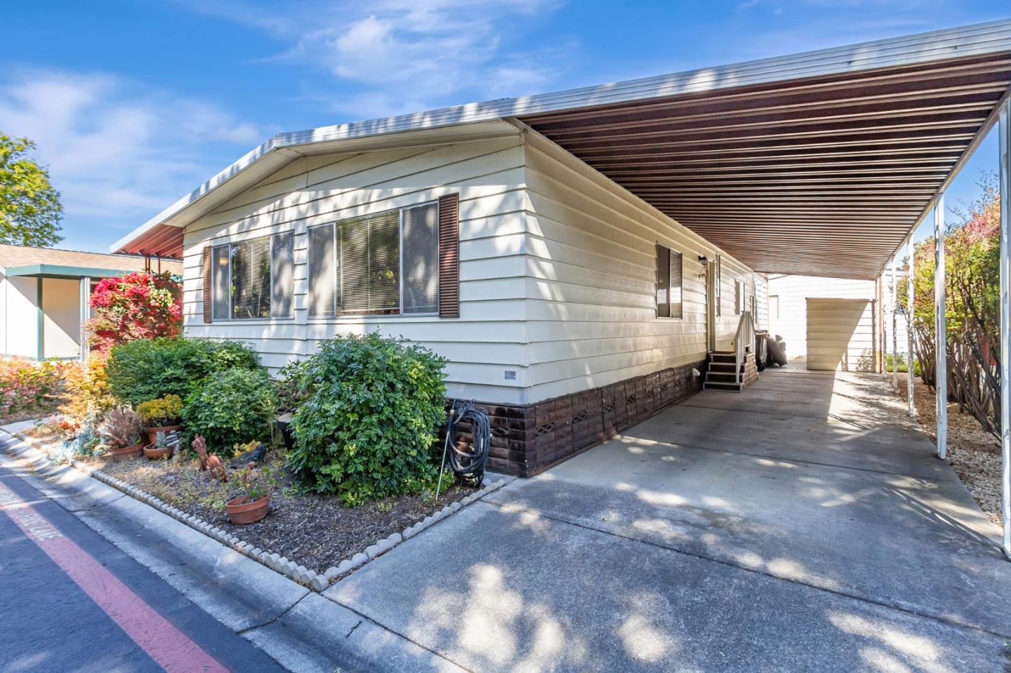 Detail Gallery Image 2 of 49 For 690 Persian Dr #9,  Sunnyvale,  CA 94089 - 2 Beds | 2 Baths