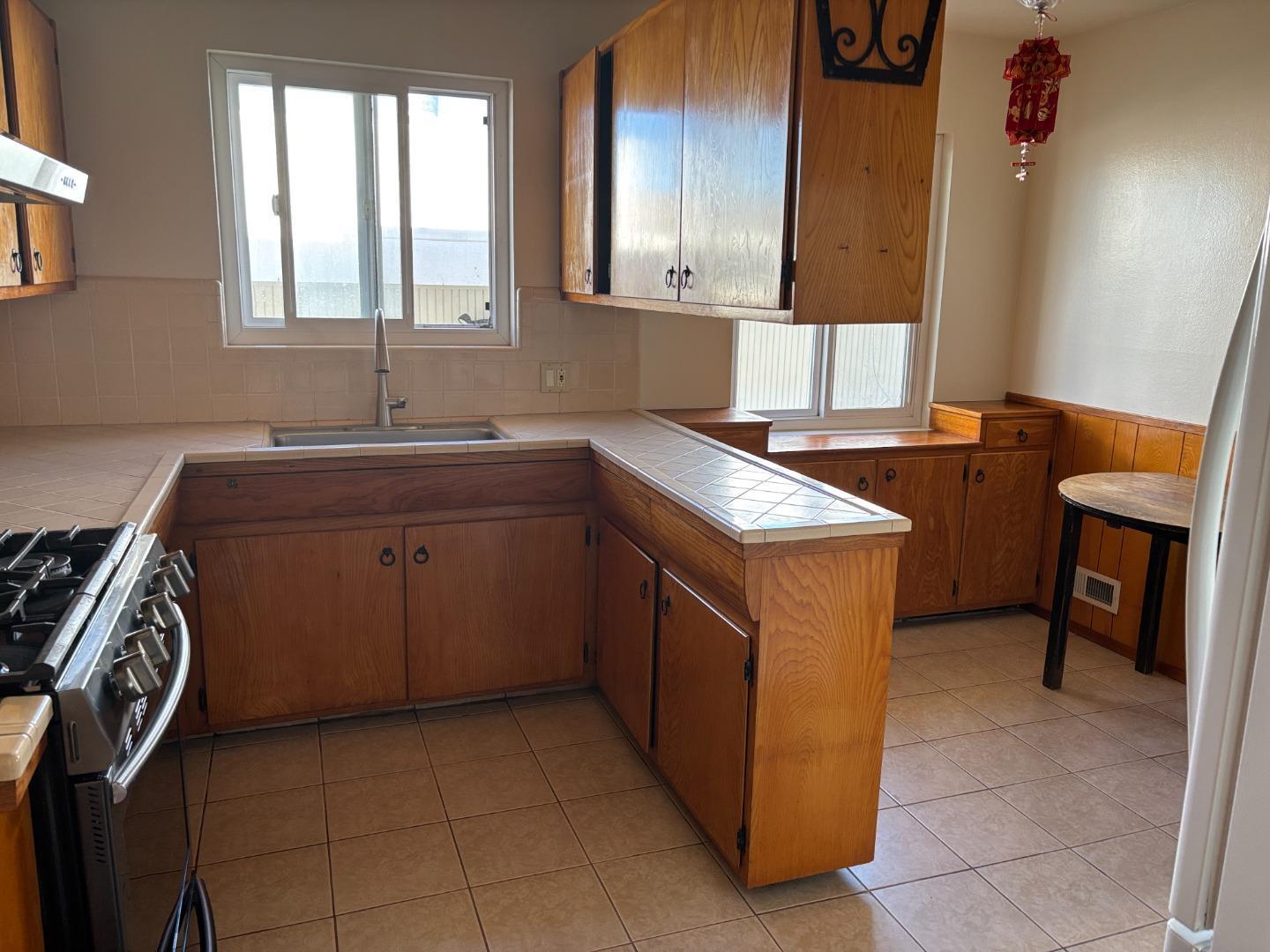 Detail Gallery Image 2 of 7 For 696 Saint Francis Blvd, Daly City,  CA 94015 - 4 Beds | 3 Baths