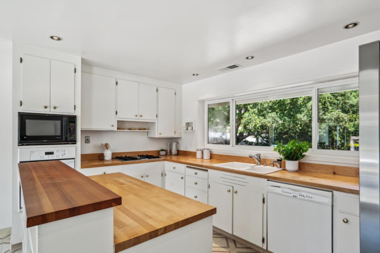 Detail Gallery Image 13 of 42 For 1209 Atajo Way, Pebble Beach,  CA 93953 - 3 Beds | 3 Baths