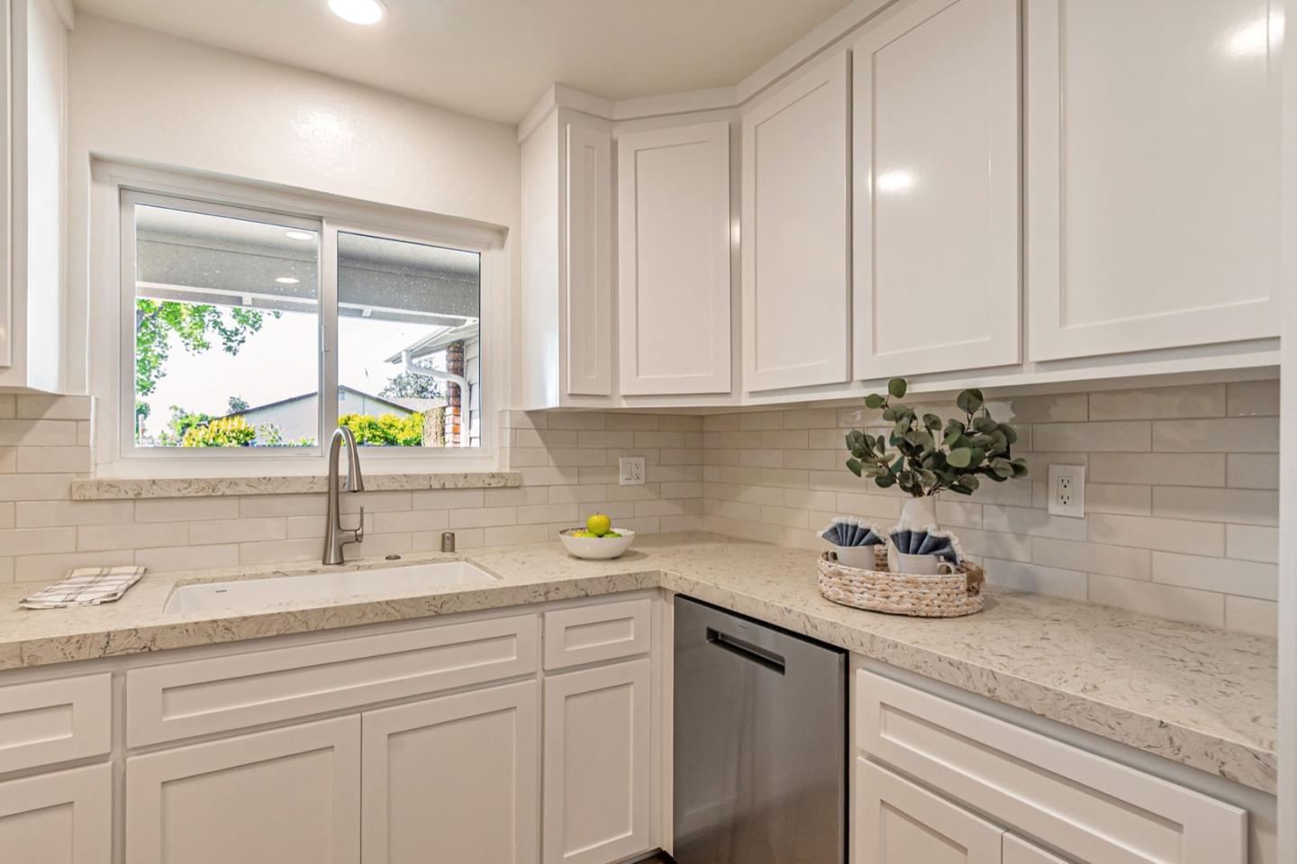 Detail Gallery Image 10 of 32 For 1598 Hallbrook Dr, San Jose,  CA 95118 - 3 Beds | 2 Baths