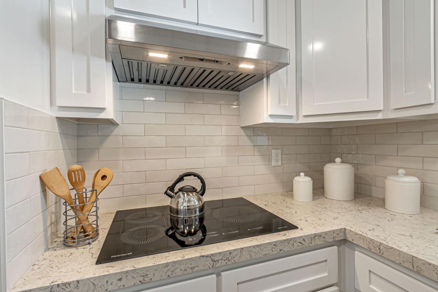 Detail Gallery Image 9 of 32 For 1598 Hallbrook Dr, San Jose,  CA 95118 - 3 Beds | 2 Baths