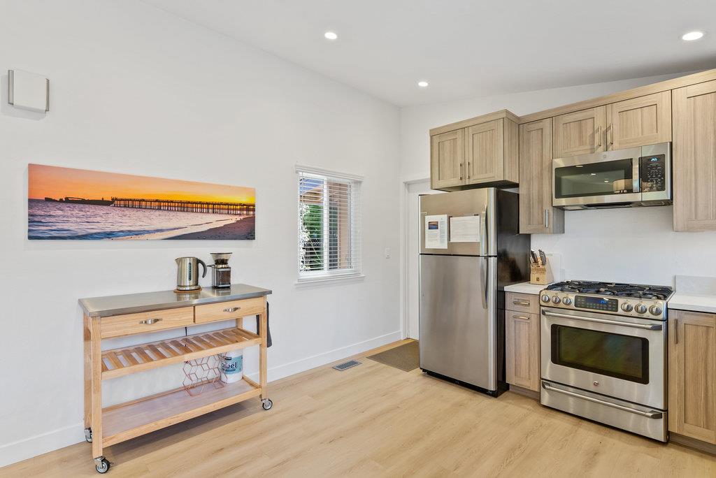 Detail Gallery Image 13 of 38 For 208 Valencia Ave, Aptos,  CA 95003 - 3 Beds | 2 Baths