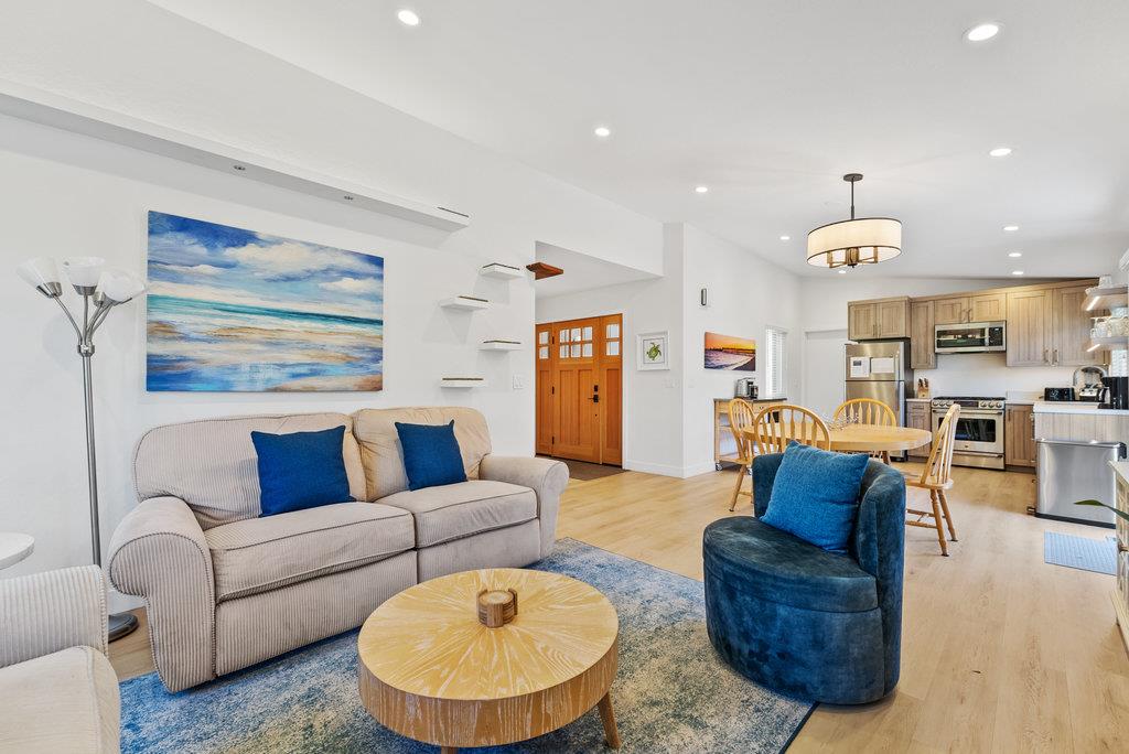 Detail Gallery Image 7 of 38 For 208 Valencia Ave, Aptos,  CA 95003 - 3 Beds | 2 Baths