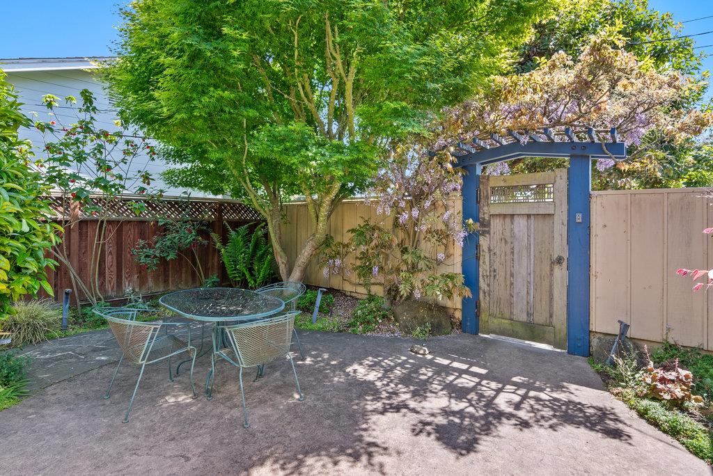 Detail Gallery Image 9 of 38 For 208 Valencia Ave, Aptos,  CA 95003 - 3 Beds | 2 Baths